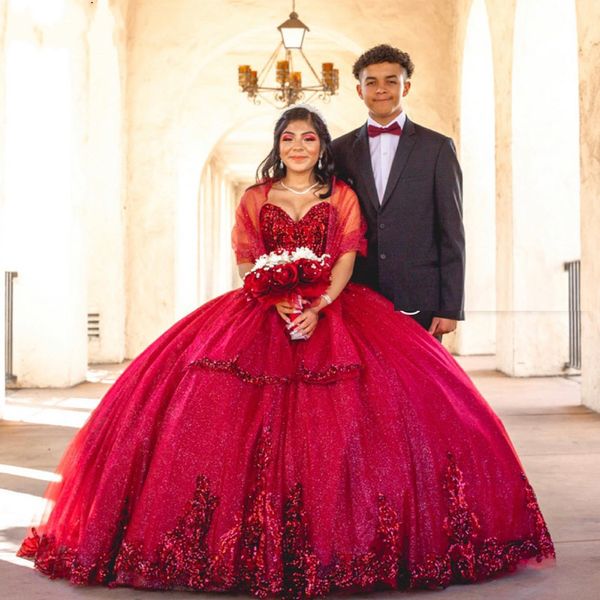 2022 Глиттер Burgundy Scepined Applique Kquinceanera Платья накидка накидка накидка накидка Корсет Топ Bling Tulle Plus Размер Шаровые платья