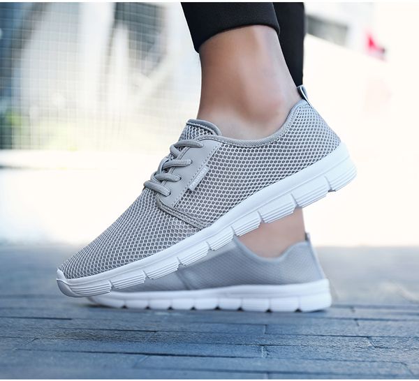 

2022 classic comfortable running shoes for mens breathable men's athletic shoes fly weave jogging shoe lightweight fashion black white