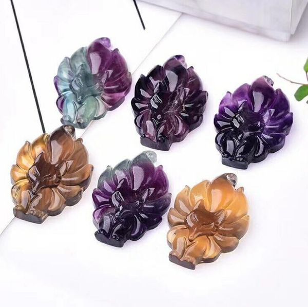 Colares pendentes 1pcs Fluorite de cor natural esculpida de nove caudas com decorador de escultura de cristal muito bonito Pedimento de presente de Natal