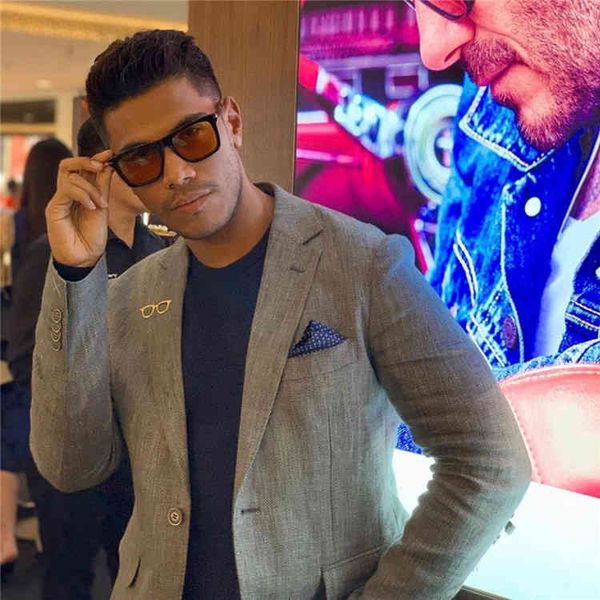 

sunglasses db's fashionable sunglasses in flat lenses. the same box can be equipped with myopia p0wq, White;black