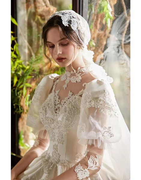 Nuovi abiti da sposa romantici in raso con collo alto in pizzo con applicazioni di sfera abiti da sposa abiti a trapezio con strascico di lusso