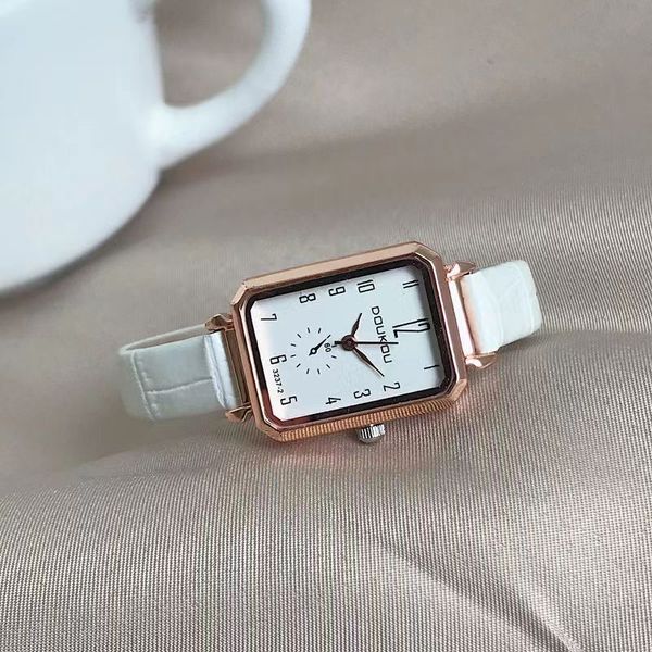 Luxus-Damenuhren Designer-Uhr im antiken chinesischen Stil Mädchen Retro-Nische Mori-Studenten kleine und einfache mittelalterliche Quarz-Damenuhr htrjh