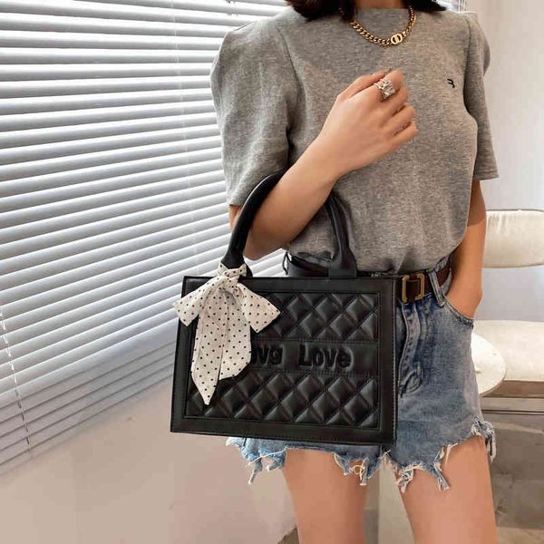 

2022 factory wholesale new large capacity portable fashion women's embroidered thread letter foreign style single shoulder bag simple t