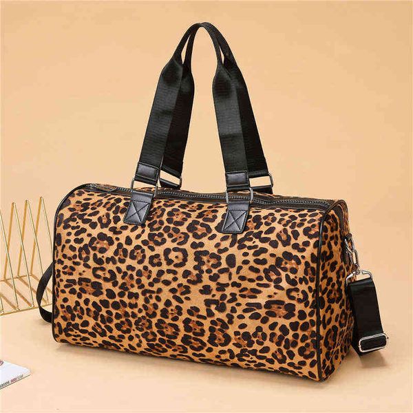 

fashion leopard print travel bag large capacity handbag for women short distance fashionable versatile waterproof gym luggagebag 220512