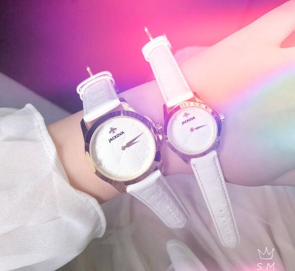 À venda Moda de luxo Crystal Men Men Men Relógios de abelha 39mm 32mm Belt de couro genuíno Fashion Bracelet Gifts Couples Wristwatch Montre de Luxe
