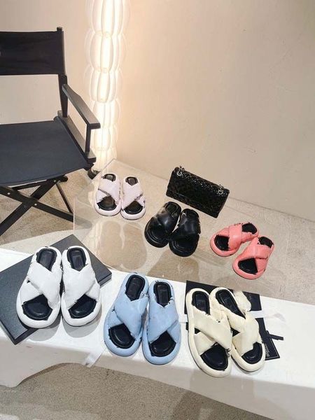 

2023 new fashion designer sandals luxurious fashion flip-flops evening classic black with a retro yet sophisticated vibe versatile one-piece