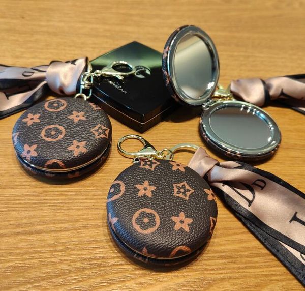 Design de mode en cuir petit miroir rond porte-clés porte-clés femmes Portable Mini pliant maison poche maquillage miroirs porte-clés sac pendentif charme suspendu cadeau
