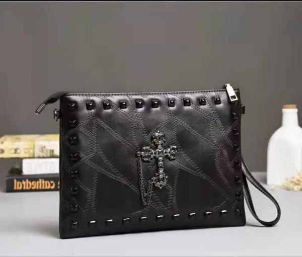 Borse a tracolla firmate Borsa a tracolla di lusso per uomo Pochette in morbida pelle di moda Borsa a busta con croce in metallo Punk Elements rivetto Borsa da uomo con tracolla regolabile HBP