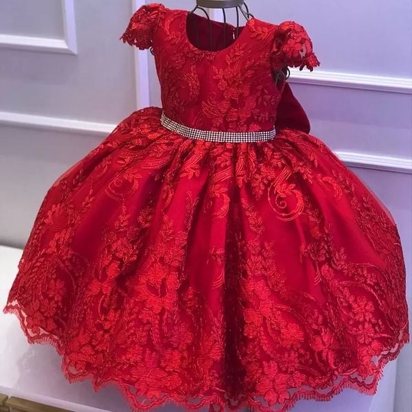 Nuovi stupefacenti abiti da ragazza di fiori senza schienale con abito da ballo in pizzo per abiti da spettacolo per bambini rossi da sposa con abito da ballo per bambini di lunghezza del pavimento con fiocco