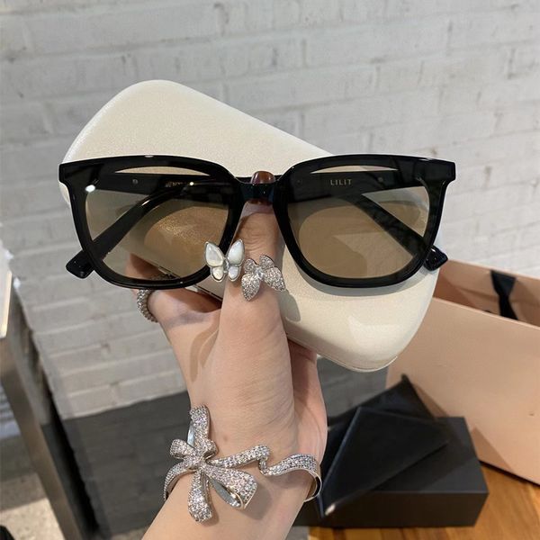 Óculos de sol para mulheres designer de luxo Eyewear UV400 Versão coreana Personalidade quadrada Óculos marrons Retro Street Shooting óculos TrendSungLASSes Big Frame