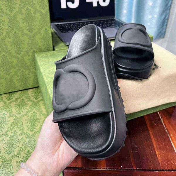 

women wear out 2022 summer new thick soled high fashion beach flat slippers, Black