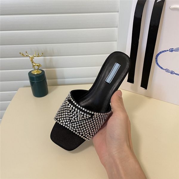 Sandálias de strass de grife 2022 com cristais cetim moda marca de luxo mulher chinelos planos cabeça quadrada brilhante aberto toe slides 35-40