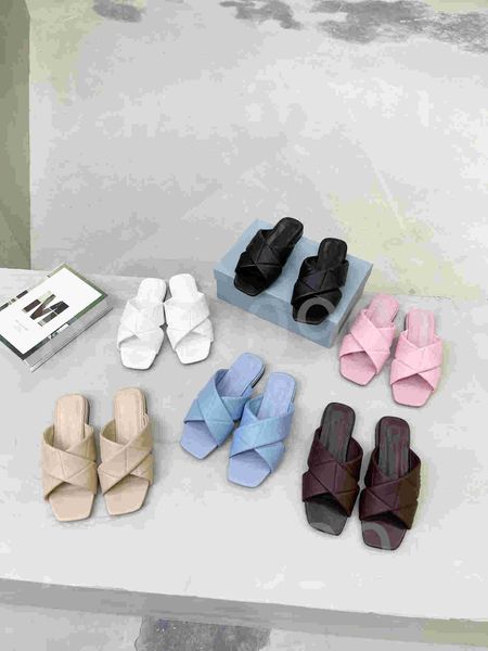 Designer Luxo Mulher Sliders Sliders de couro macio Slipper fofo Triângulo Triângulo Padrão de sandálias planas Botas triplas de tênis de tamanho grande tênis de tênis de vestido Size 1 35-43