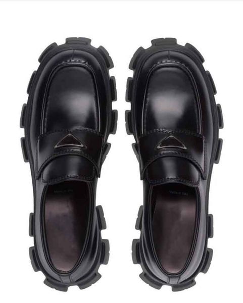

women platform loafers designer shoes sandals slipper cowhide sneakers triangle rubber black shiny leather chunky round head sneaker with bo
