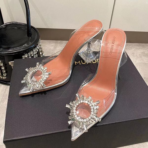 Amina Muaddi Begum Sandalen Hochqualität Kristall Frauen verziert Schnalle PVC Pumps Luxusdesigner Dress Schuh echte Kuhspatt Sohle perfekt restaurieren 95 mm Damen S