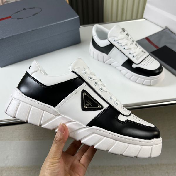 Klassische Frühlings-Sommer-Freizeitschuhe für Herren im Freien. Seite mit Metalldreiecksmuster. Erhöhte Sohle. Schwarz-weißer Kollokationsstil. Top-Luxus-Designer-Sneaker, Größe 38–46