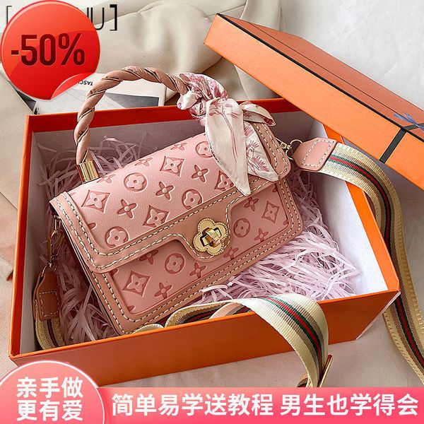 

fashion luxury designerhand woven female small fragrance old flower one shoulder messenger tide self-made material bag for girlfriend