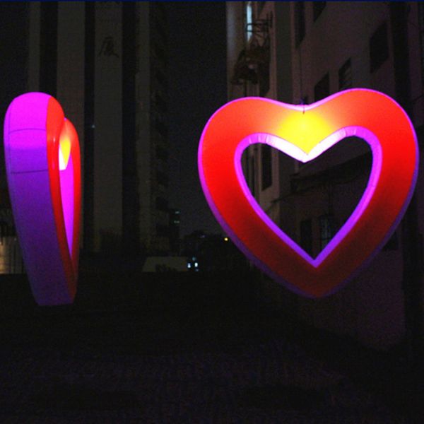 2,4m/3m/3,6m W Preço de fábrica Pendurada Coração vermelho inflável com luzes para a decoração do Dia dos Namorados feita na China