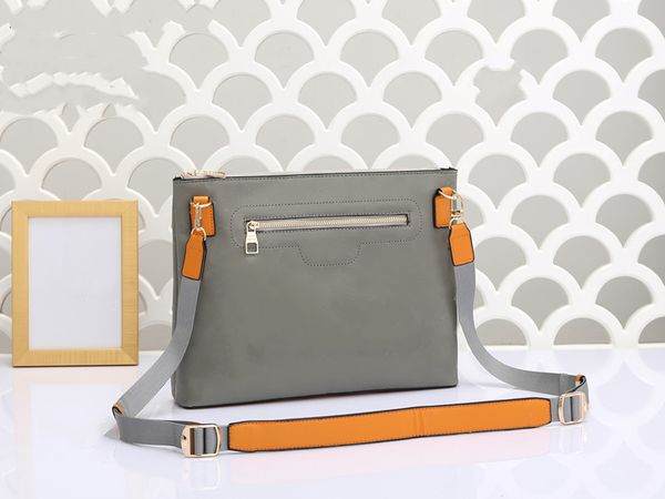 

classic luxurys designers men shoulder bags fashion letters womens crossbody genuine leather monogram titanium mens messenger bag