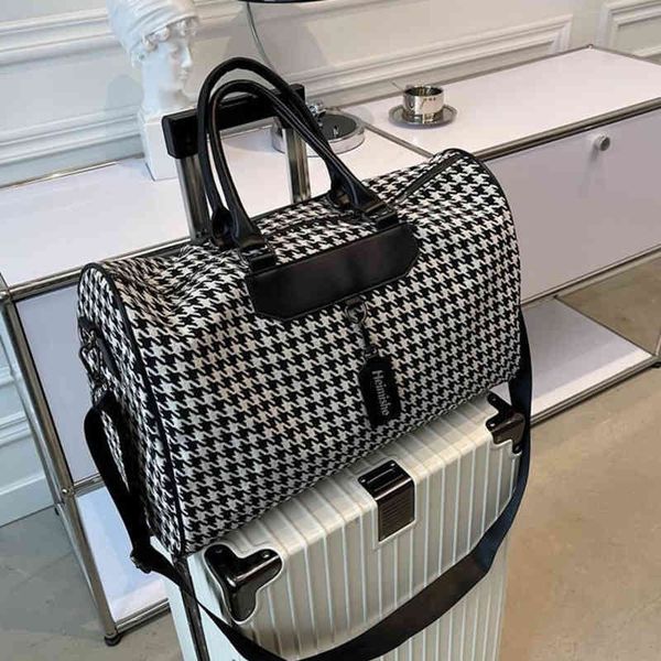 

large travel bag women's big capacity hand light boarding luggage waiting for delivery fitness handbags