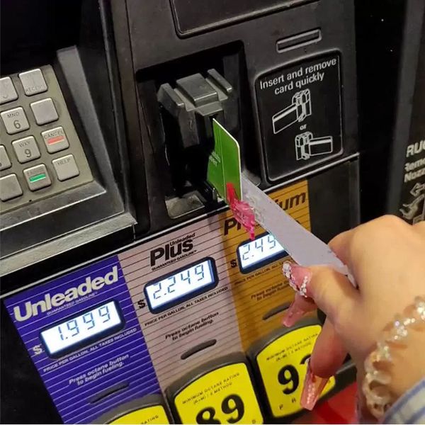 Kreditkarten-Abzieher, Schlüsselanhänger, niedlicher Acryl-Debit-Bankkarten-Grabber für lange Nägel, Geldautomaten-Schlüsselanhänger mit Bommelball und Kunststoff-Clip. Großhandelspreis