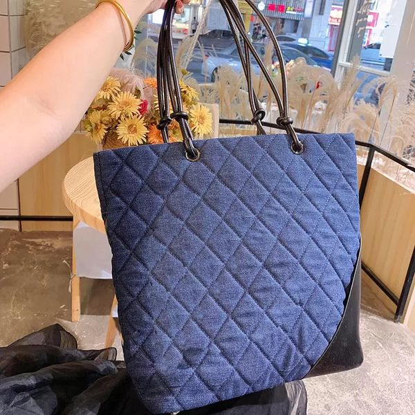 

2022 vintage fashion shopping bags quilted leather shoulder denim/lambskin large capacity fashion toes luxury designer handbags 30*33*11cm a