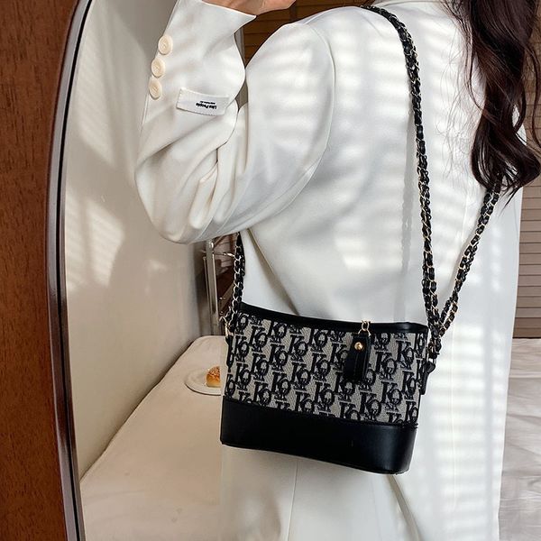 

pring new fashion versatile women's personalized single messenger textured chain female shoulder bags handbags