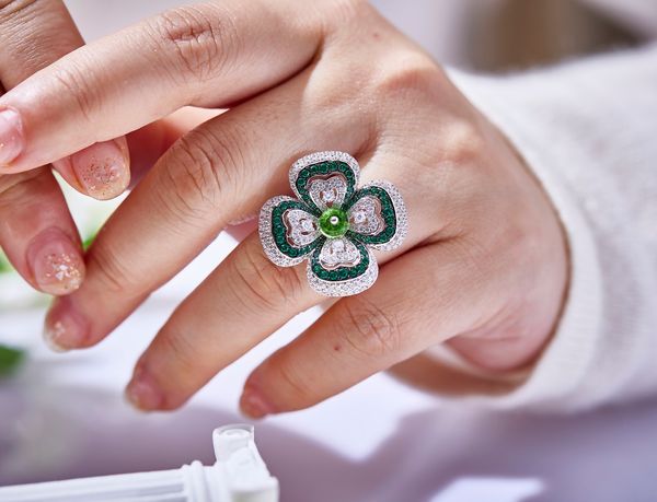 Anelli del cuore dei gioielli del partito dell'argento sterlina di marca famosa di alta qualità per le donne Anello del fiore di quattro trifogli Diamante verde zircone di lusso