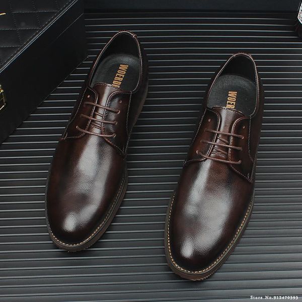 Designer britânico 8419 Retro Men Pontoned Black Brown Oxford Flats Sapatos casuais Vestido de noiva Hombre Zapatillas Hombre