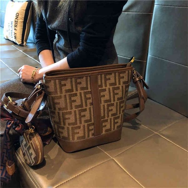 

hong kong advanced sense autumn winter new fashion leisure armpit women's single messenger design purses online