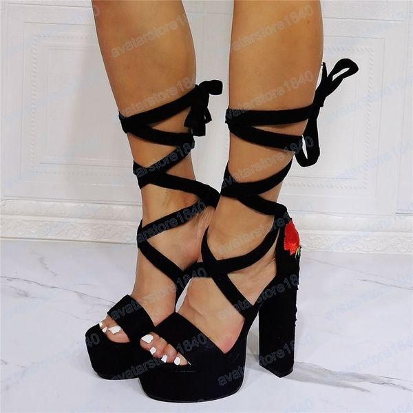 Mulheres elegantes sandálias de couro preto de camurça