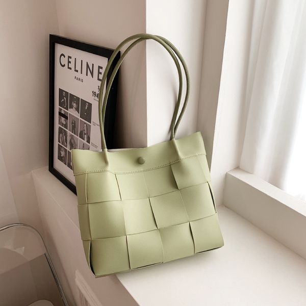 

designer bag shoulder tote bag with woven and solid color summer new 34cm