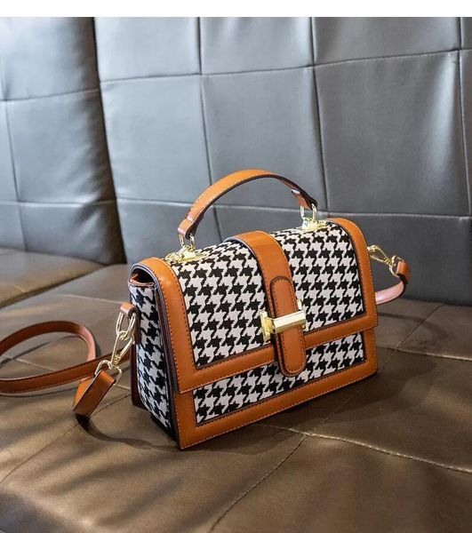 

fashion luxury design single shoulder cross bag 2022 ins popular square bag women's color matching handbag, Black;red