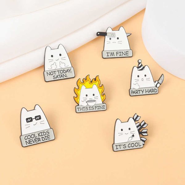 Gato branco bonito é atingido por uma flecha, joga broche bonito com uma faca, acessórios de vestuário, emblemas de metal e botões engraçados