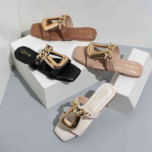 Slippers Retro Metal Chain Summer Mulheres chinelas de saltos quadrados planos Buckle Gold Flip Flip Shoes Designer Sandals Elegant Slides 220516