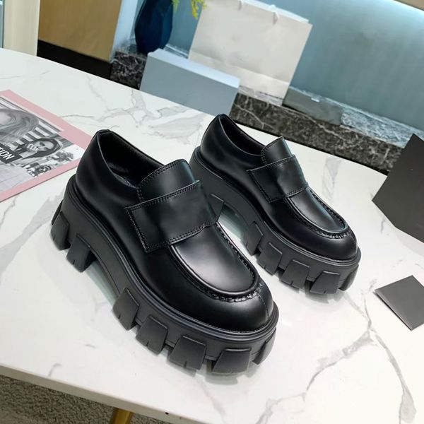 2022 Mocassini a punta in pelle spazzolata monolitica Designer Scarpe da donna Scarpe da ginnastica con piattaforma oversize Nero Bianco Suola robusta con aletta da 55 mm con triangolo smaltato Taglia 36-40