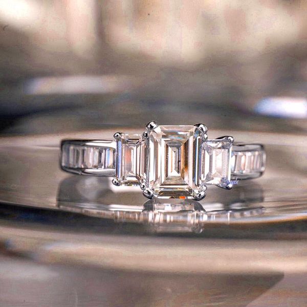 Eheringe Huitan Einfaches und elegantes Design Ring für Frauen Brillanter Zirkonia Silber Farbe Zurückhaltender weiblicher trendiger SchmuckHochzeit