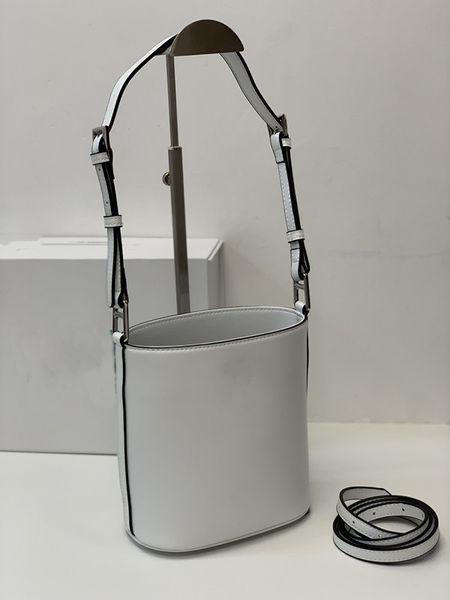 

2022 designer bags imported calfskin simple bucket fashionable large capacity space handbag high-quality ladies ba gs messenger bag p025