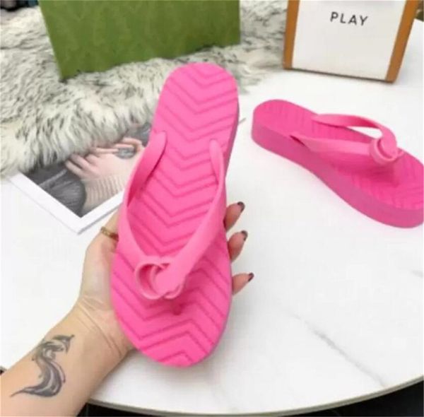 Moda terlik tanga sandal siyah kauçuk flip floplar üçlü siyah beyaz yeşil mavi kırmızı düz tasarımcı slaytlar sandallar kaydırıcılar kapalı açık pantoufle kadın