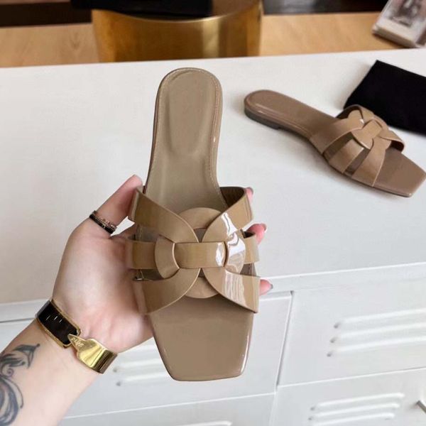 Designer de luxo feminino chinelos moda sandália chinelo raso praia lazer interior conjunto completo de acessórios novos chinelos de verão para senhoras