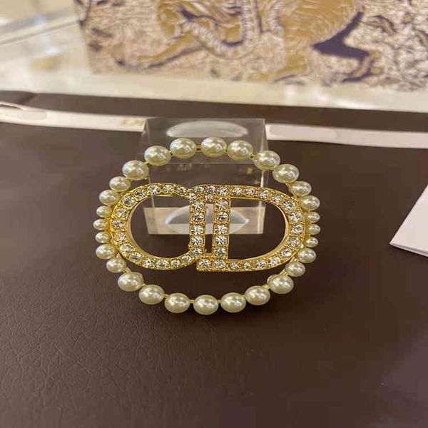 

fine jewellery new diamond pearl letter brooch women's clothing accessories temperament brooch pin, Gray