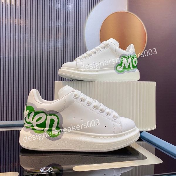 

2022 designer boots men casual shoes leather middle suede shoetrainers printing embossed grained platform rubber sneakers size35-45 yn220701, Black