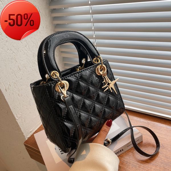 

the factory directly premium textured patent leather bright face 2022 new msenger single shoulder portable princs bag