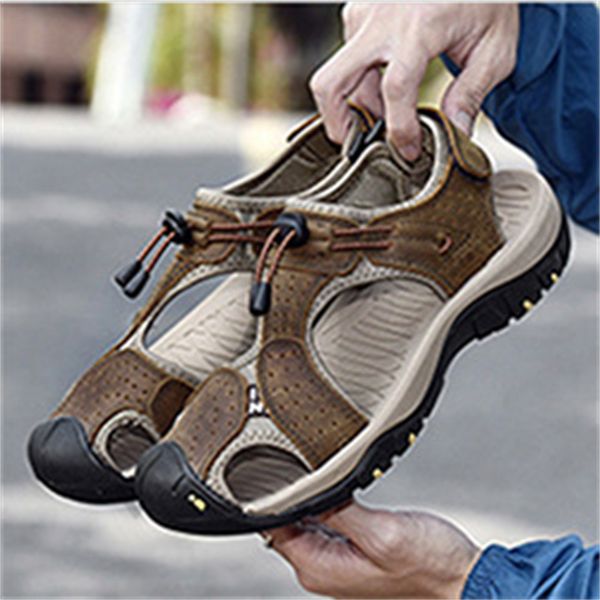 Sandálias de tamanho grande Men 2022 verão novo dedo respirável sandália de lazer ao ar livre de lazer casual Sapatos de praia camada de couro brasileiro 001