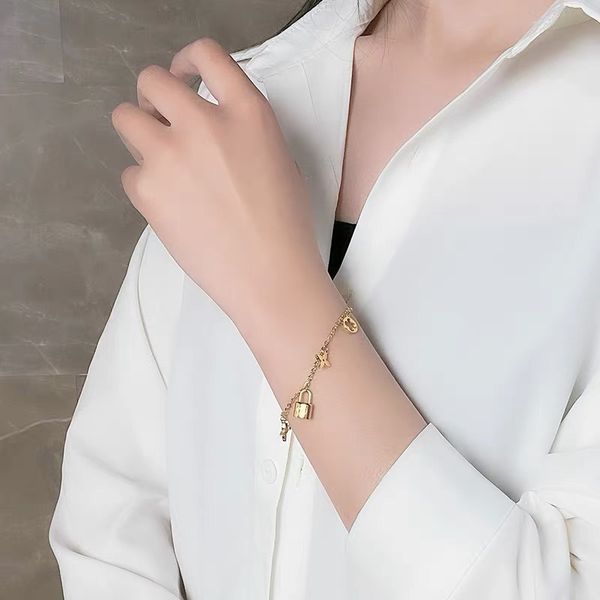 

fashion design clover charm bracelet lock pendant necklace gold plated stainless steel jewelry for gift, Golden;silver