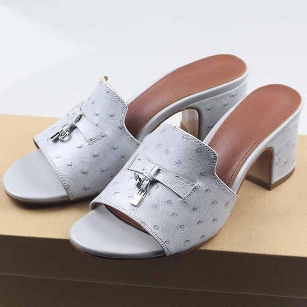 Sandálias 2022 Couro de verão Round dedo do pé de salto médio Padrão de avestruz com sandálias de moda de fivela de prata clássicas