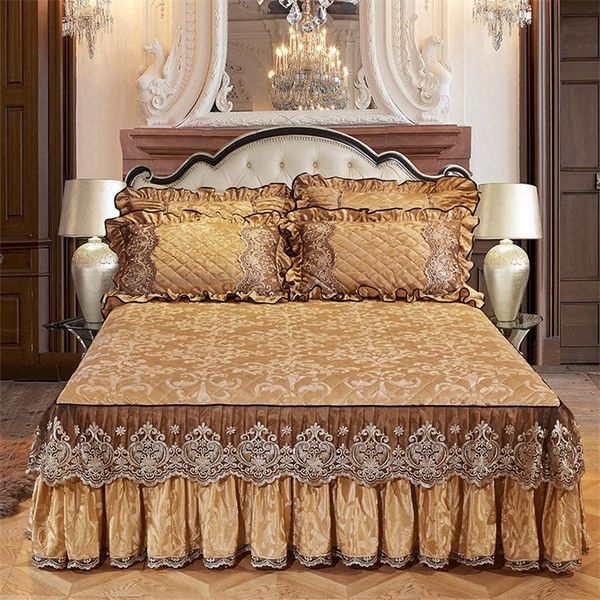 Lusso Europa Principessa Biancheria da letto Gonna letto Set Federe Velluto Spessore Caldo Lenzuola in pizzo 1/3 pezzi Coprimaterasso King Queen Size 220602