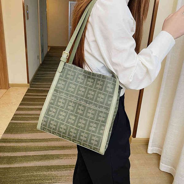 

2022 factory wholesale new hong kong style old flower large capacity tote women's fashion fact leisure class out armpit shoulder bag