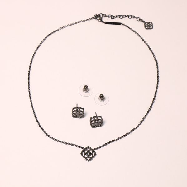 

basic flower earrings & necklace set in black metal small ear studs chockers, Silver