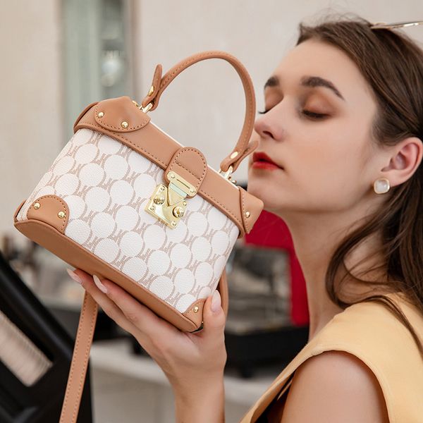 

niche design single shoulder bag 2022 retro portable small square bags light luxury handbag